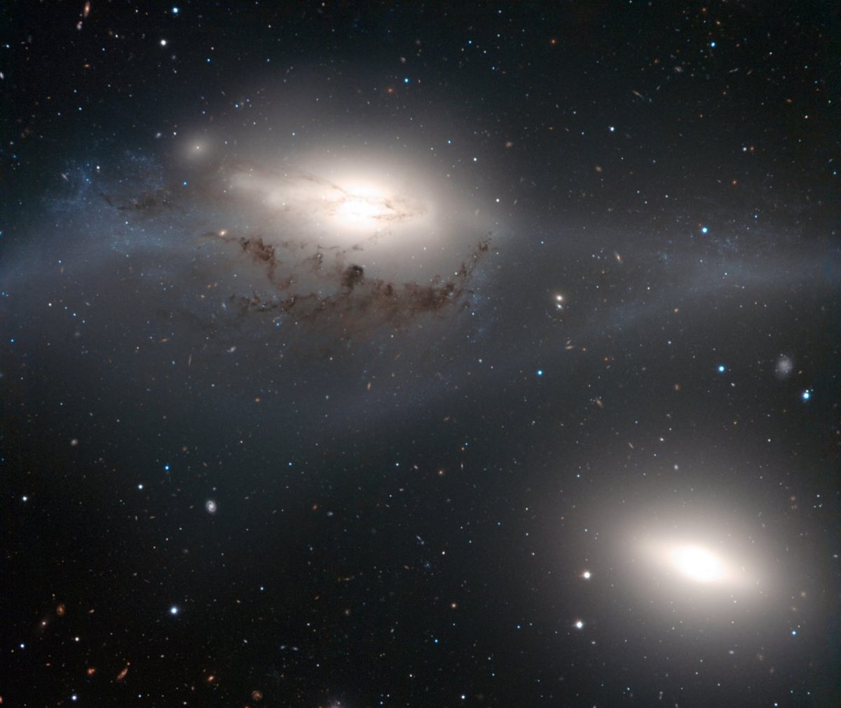「おとめ座銀河団」の高密度領域にある銀河の眼