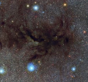 天の川に広がる暗黒星雲のコントラスト