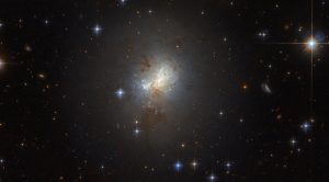 小さくても中身はがっしり。超大質量ブラックホールを持つ活発な矮小銀河