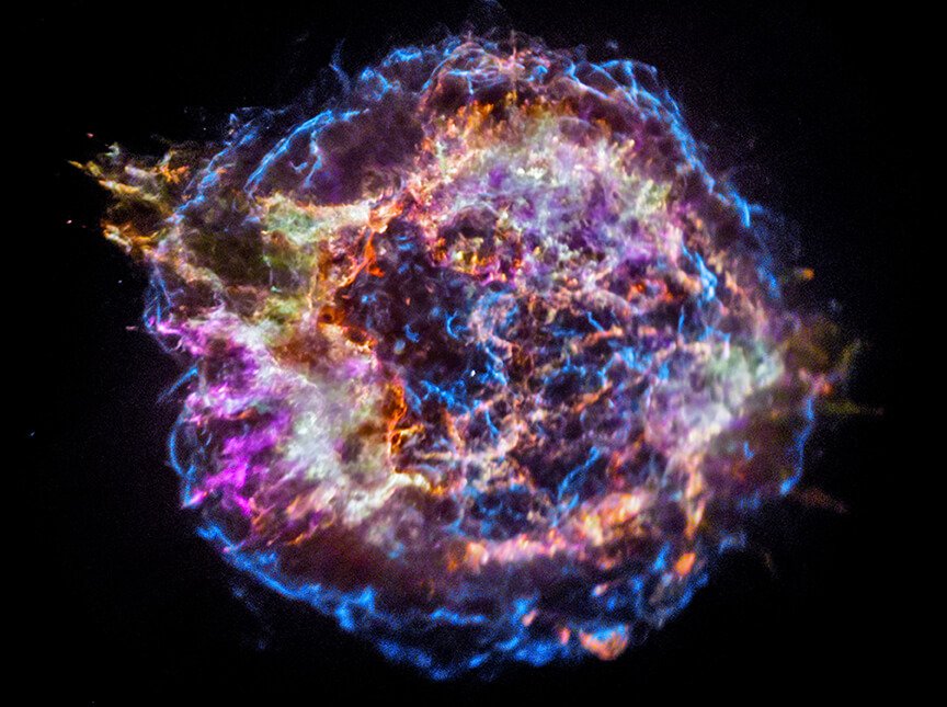 X線観測衛星「チャンドラ」が撮影した超新星残骸「カシオペヤ座A」（疑似カラー）（Credit: NASA/CXC/SAO）