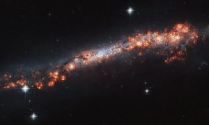 側面から見る宇宙の花火:渦巻銀河NGC 3432