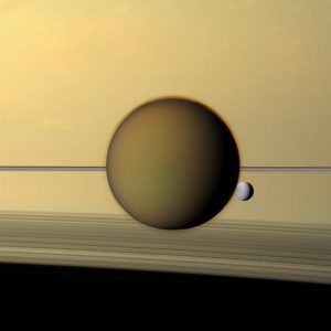 衛星タイタンの盛り上がった縁の湖は過去の気候変動を物語っている？