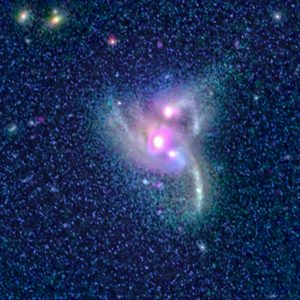合体する銀河に潜んでいる。接近した3つの超大質量ブラックホールを観測