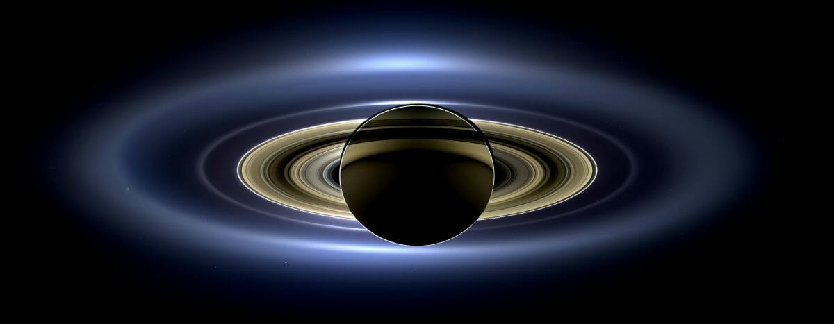 土星のシルエットを囲む美しいリング、はるか彼方の地球も【今日の宇宙画像】