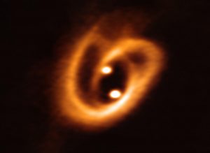 誕生したばかりの星々を取り巻く木星80個分の「プレッツェル」