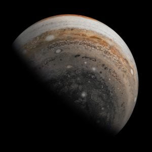 昼夜の境界線。木星を南極付近上空から眺めた姿をジュノーが撮影