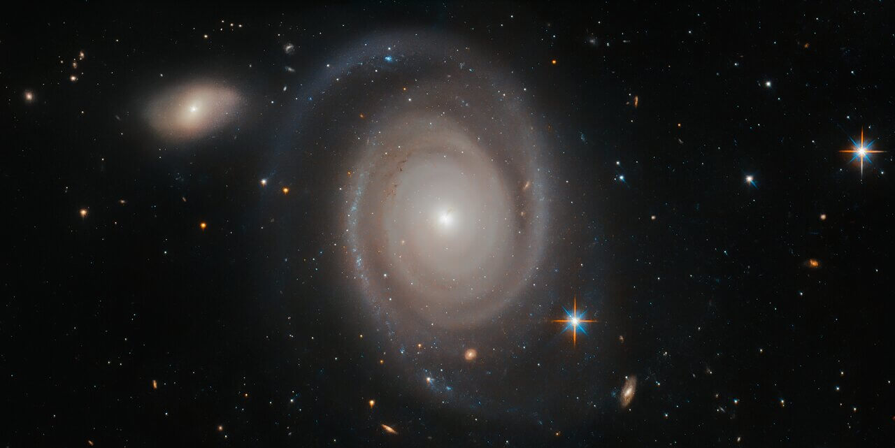 銀河は群れを成している。2億3000万光年先の渦巻銀河もそう