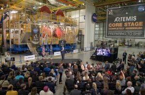 NASA長官、組み立てを終えたSLSのコア・ステージをお披露目