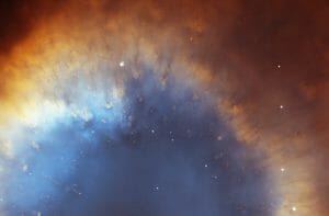 青と赤のコントラストが美しい。宇宙と地上から撮影された「らせん星雲」