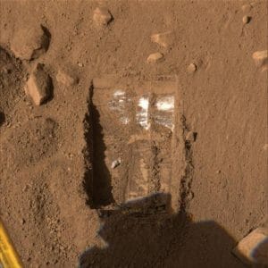 シャベルで掘れる？　火星の地下の氷は意外と浅い場所にもありそう