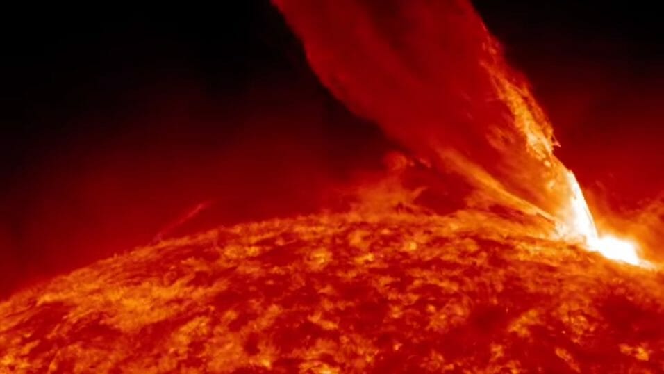 太陽表面から噴出する巨大な「プロミネンス」【今日の宇宙画像】