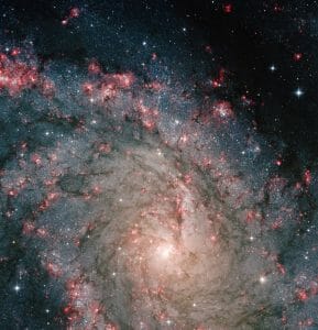 北天に輝く星々の花火、1500万光年先の渦巻銀河