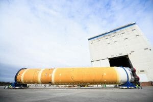 「アルテミス1」で使われるSLSコア・ステージ、試験に向けて移送準備開始