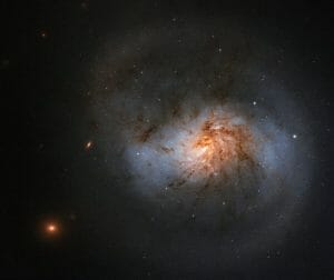 ハッブルが捉えた6600万光年先の棒渦巻銀河「NGC 1022」