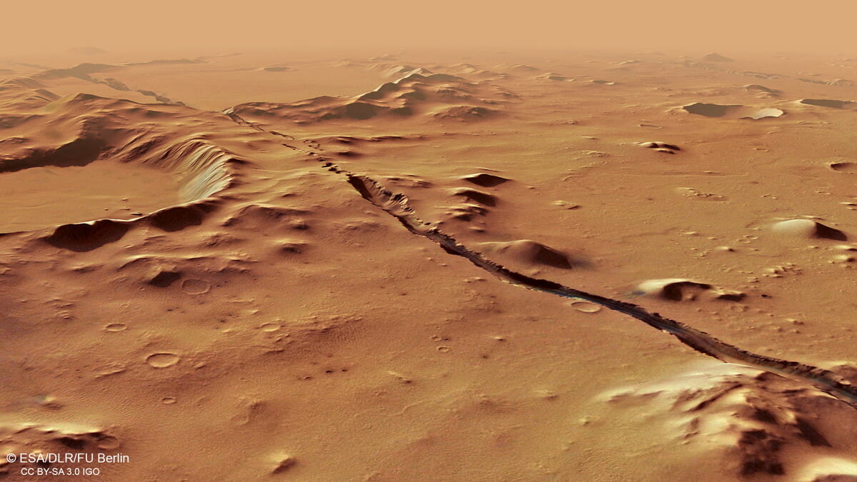 【▲ ケルベロス地溝帯の想像図。欧州宇宙機関（ESA）の火星探査機「マーズ・エクスプレス」の観測データをもとに作成（Credit: ESA/DLR/FU Berlin）】