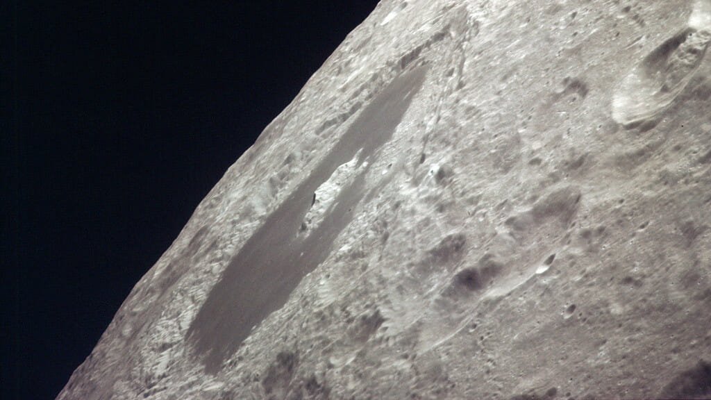 アポロ13号の宇宙飛行士によって撮影された実際のツィオルコフスキー・クレーター（Credit: NASA）