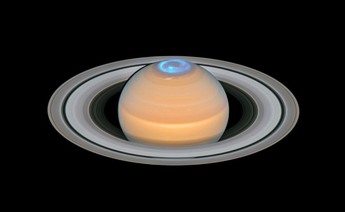 土星のオーロラ。上層大気が予想よりも高温な理由？【今日の宇宙画像】