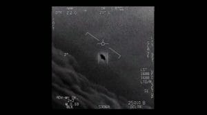 米海軍公開のUFO動画…翼を持たない謎の物体が超高速で飛行している