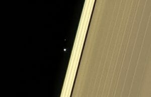 土星の環と、点のような地球と月