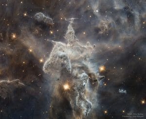 巨人のような不思議な姿、星を生み出す「ミスティック・マウンテン」