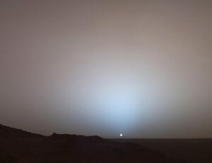 火星の青い夕暮れ。15年前に探査機「スピリット」が撮影