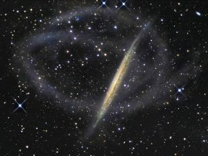 銀河を取り巻く恒星ストリームが描き出した淡いループ