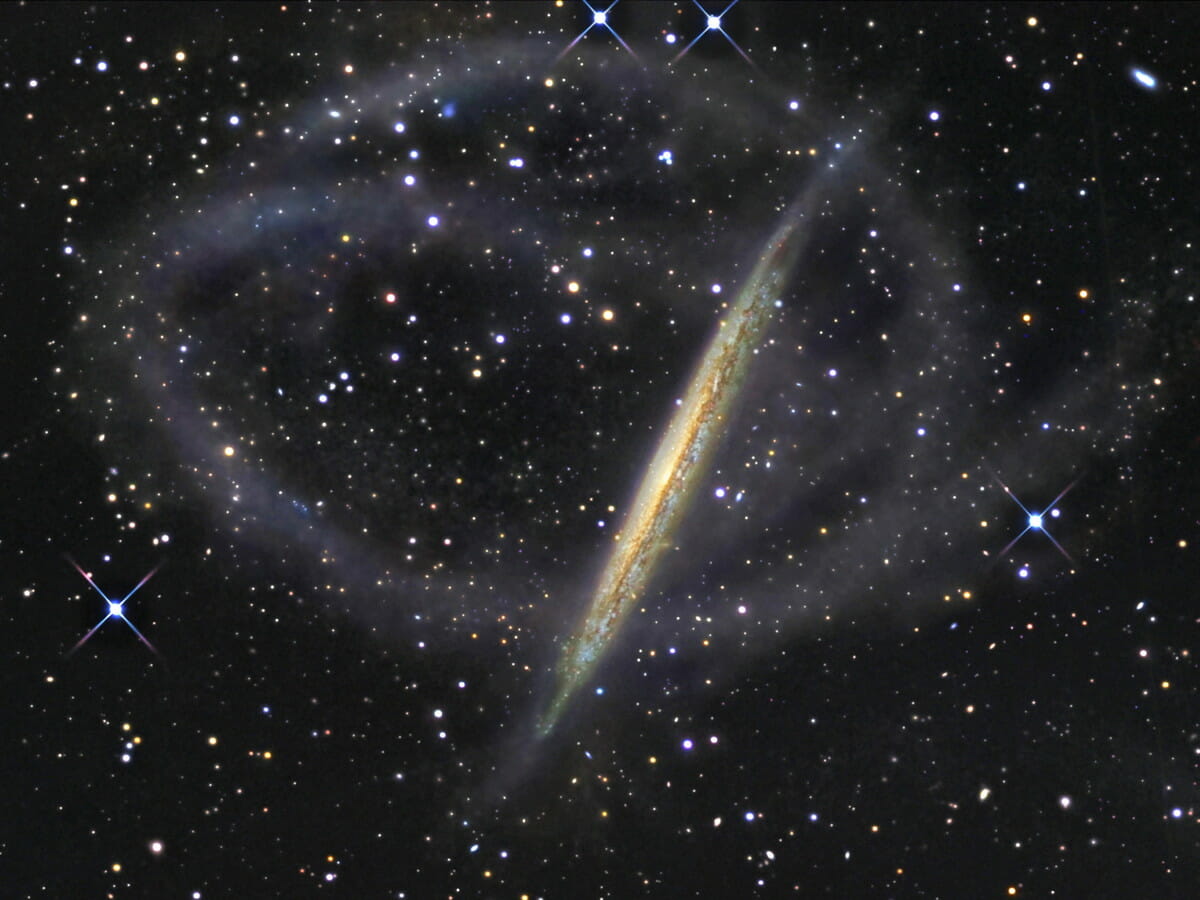 NGC 5907の周囲に広がる恒星ストリーム（Credit: R Jay Gabany (Blackbird Observatory) – collaboration; D.Martinez-Delgado(IAC, MPIA), J.Penarrubia (U.Victoria) I. Trujillo (IAC) S.Majewski (U.Virginia), M.Pohlen (Cardiff)）