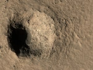 火星に最近できたとみられる直径約300mのクレーター