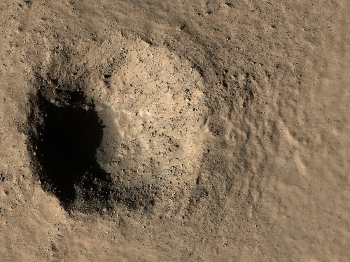 火星探査機「マーズ・リコネッサンス・オービター（MRO）」が撮影した火星の比較的新しいクレーター