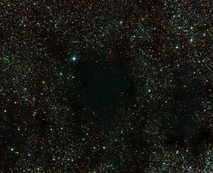 天の川にできた真っ黒な穴? 南十字星のとなりにある暗黒星雲