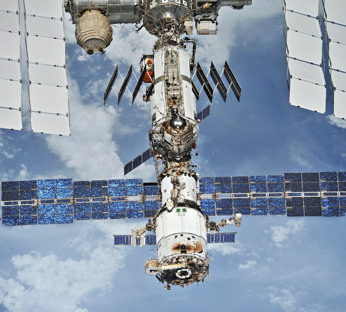 国際宇宙ステーションのロシア区画、青いソーラーパネルを左右に大きく広げているモジュールが「ズヴェズダ」（Credit: ROSCOSMOS）