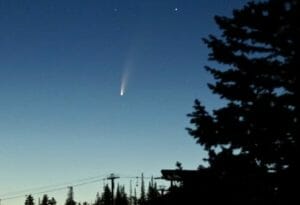 明け方に尾を引くネオワイズ彗星、7月中旬までは北東の空に見られる