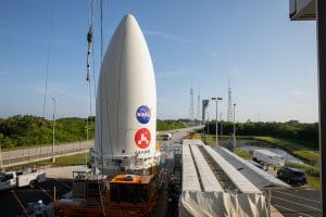 今月打ち上げ予定の火星探査車パーセベランス、ロケットに取り付け
