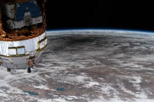 宇宙から見た巨大な月の影。国際宇宙ステーションから撮影
