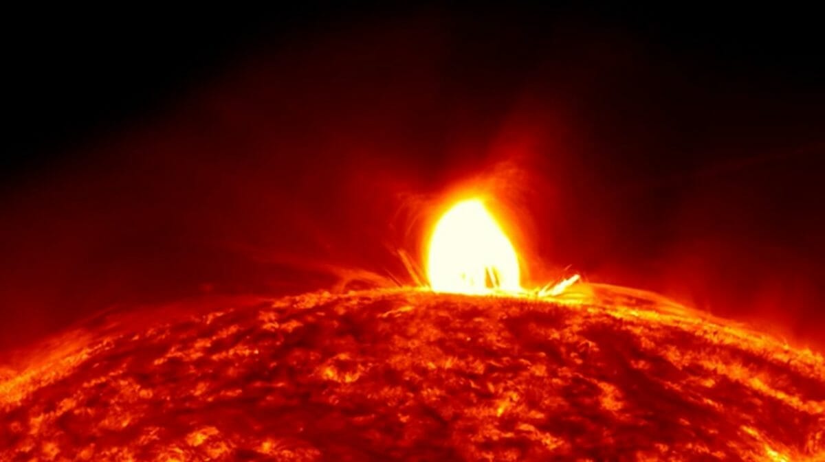 灼熱の太陽コロナループから降るプラズマの 雨 Sorae 宇宙へのポータルサイト