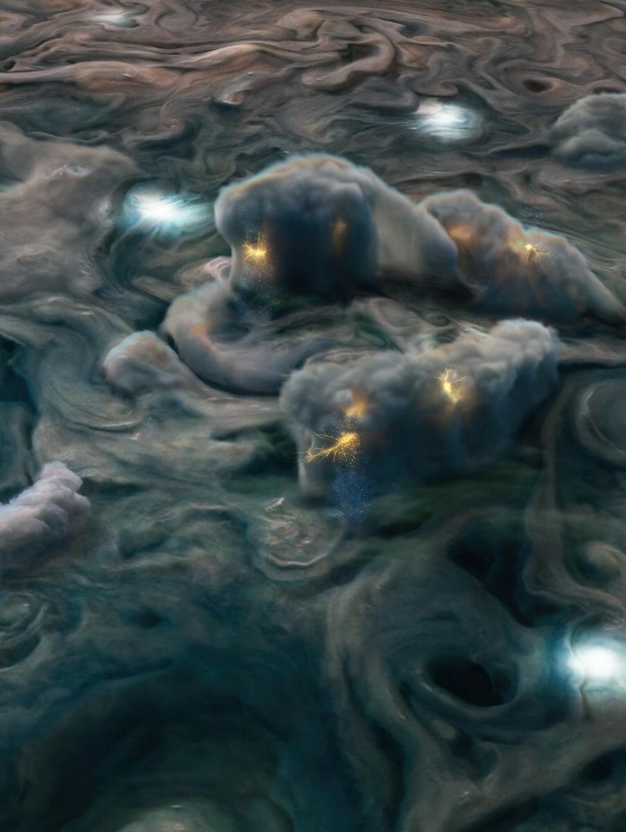 木星のアンモニアの雲と雷【今日の宇宙画像】