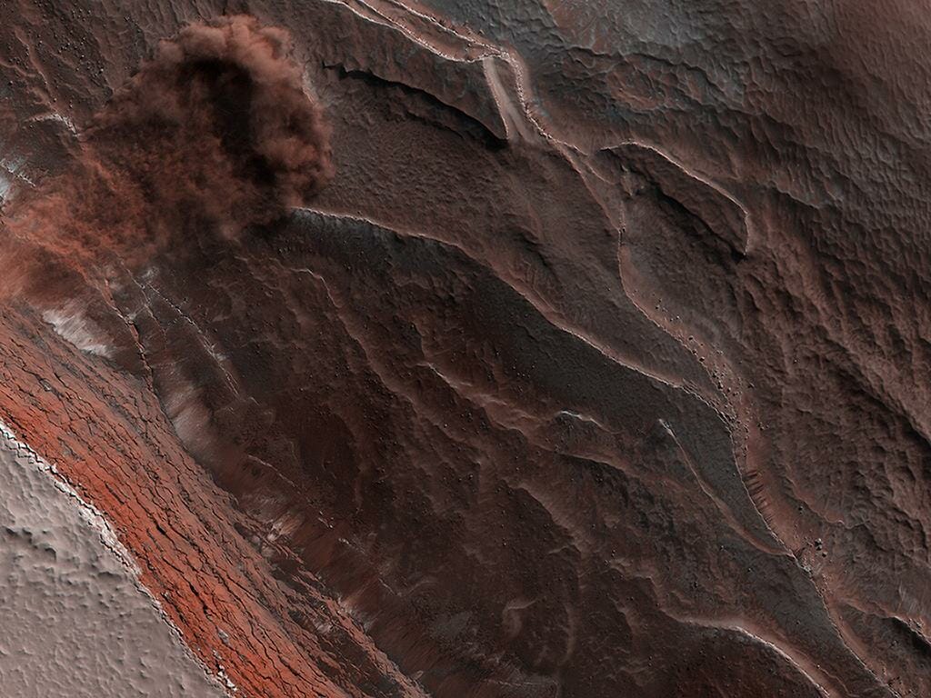 火星の氷と塵の堆積物が形成した崖と、その一部が崩れている様子