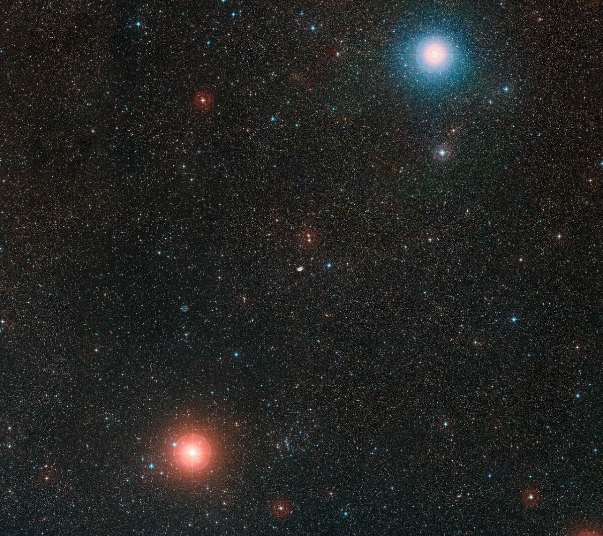 NGC 2899（中央）とその周辺の様子
