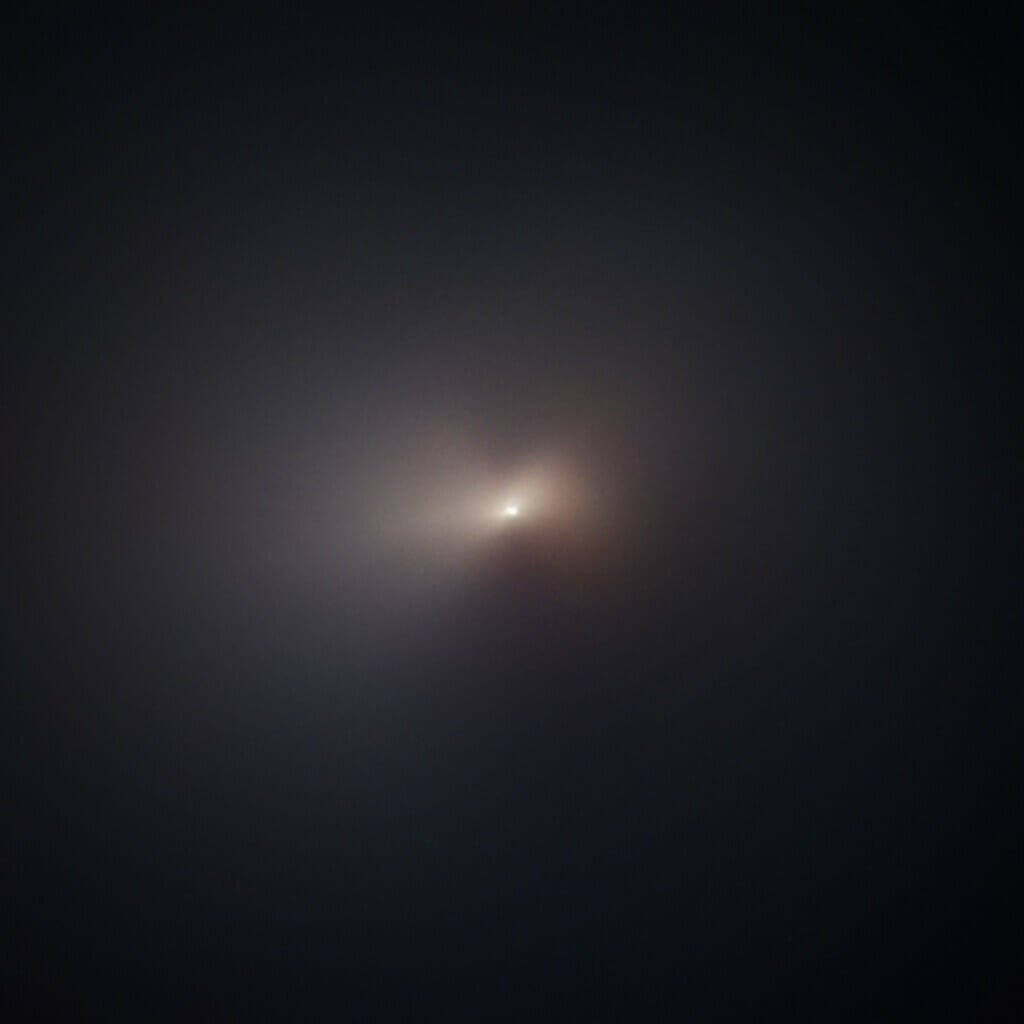ハッブル宇宙望遠鏡が撮影したネオワイズ彗星