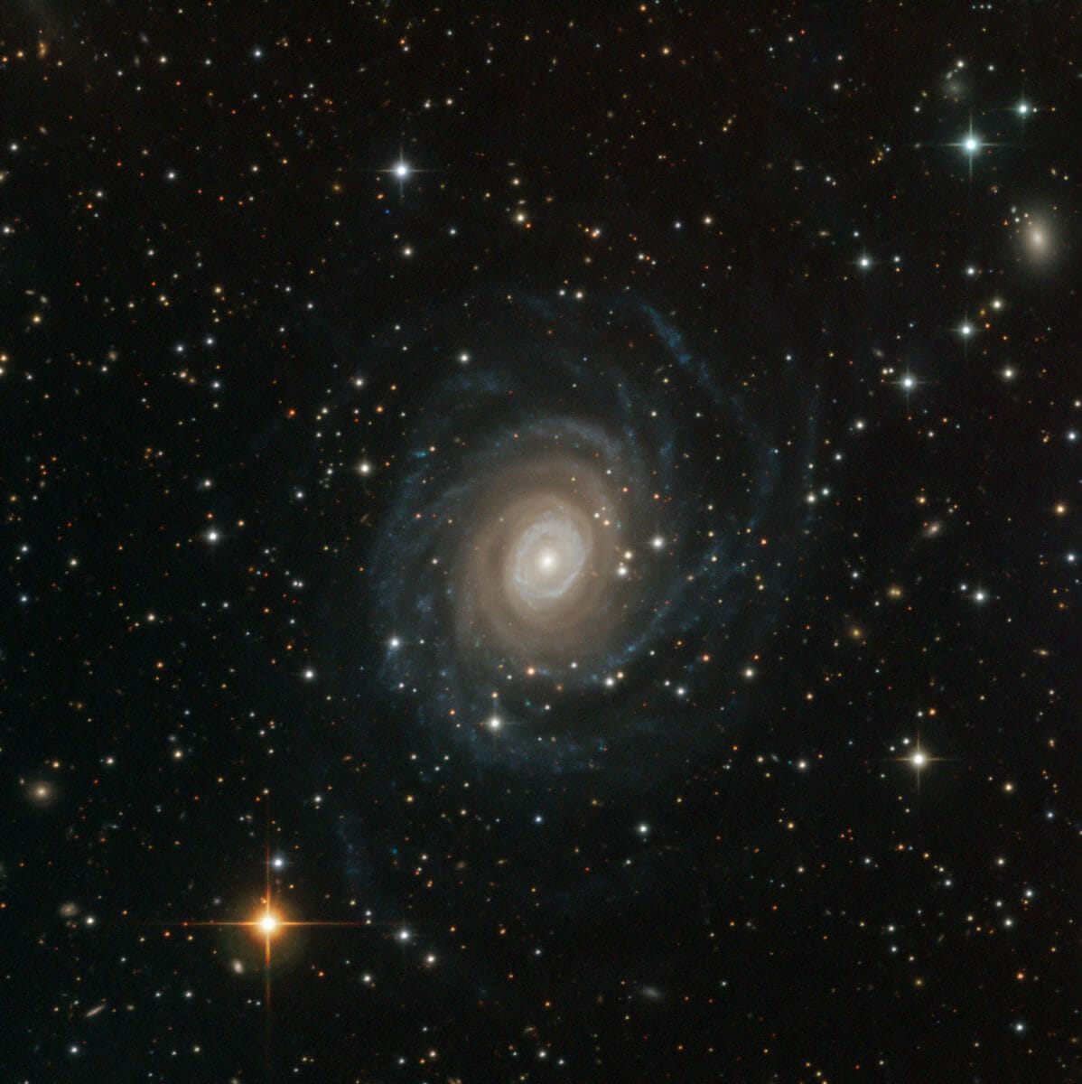 宇宙を漂う渦巻銀河「NGC 6902」