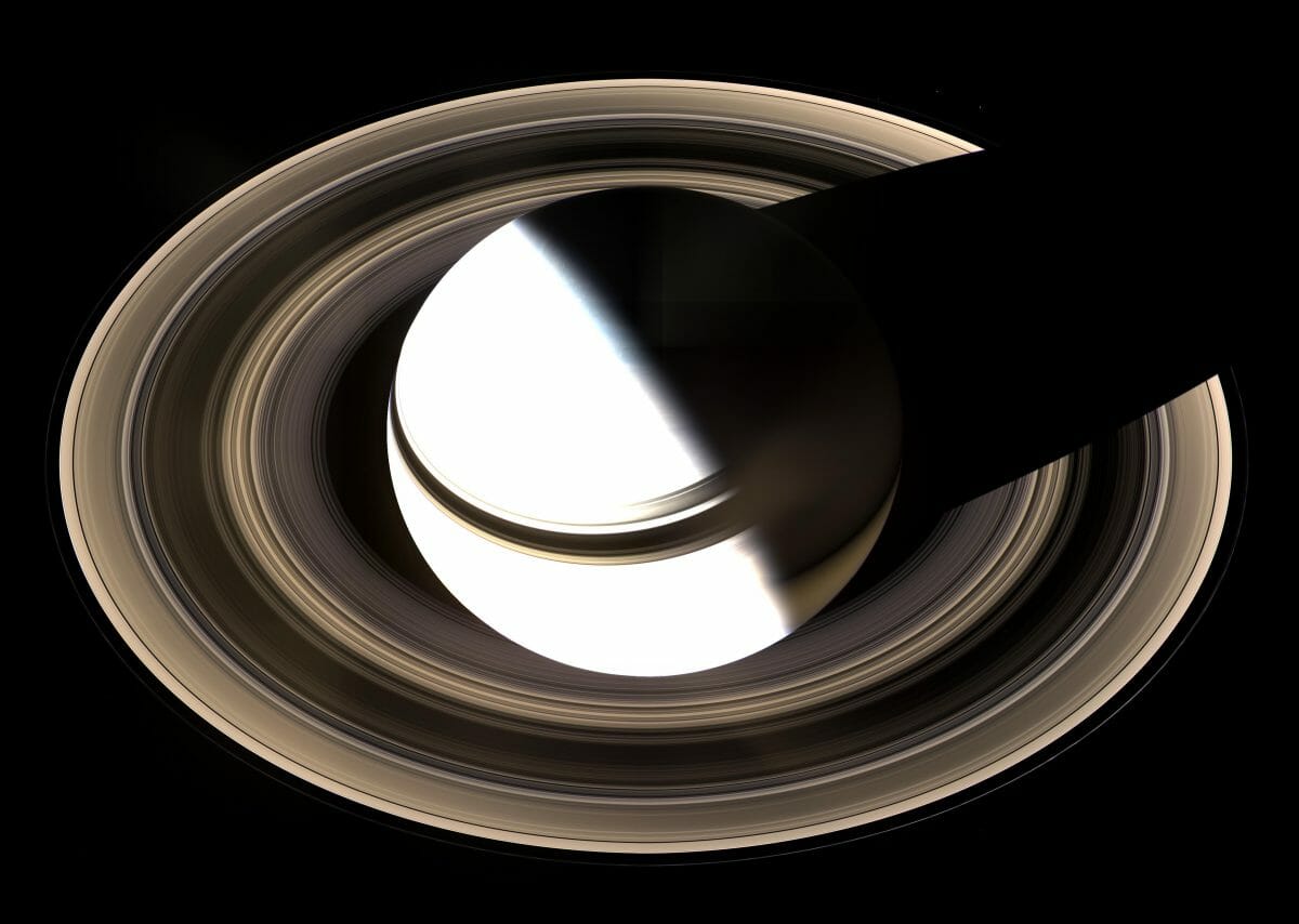 印象的な土星の環と影【今日の宇宙画像】