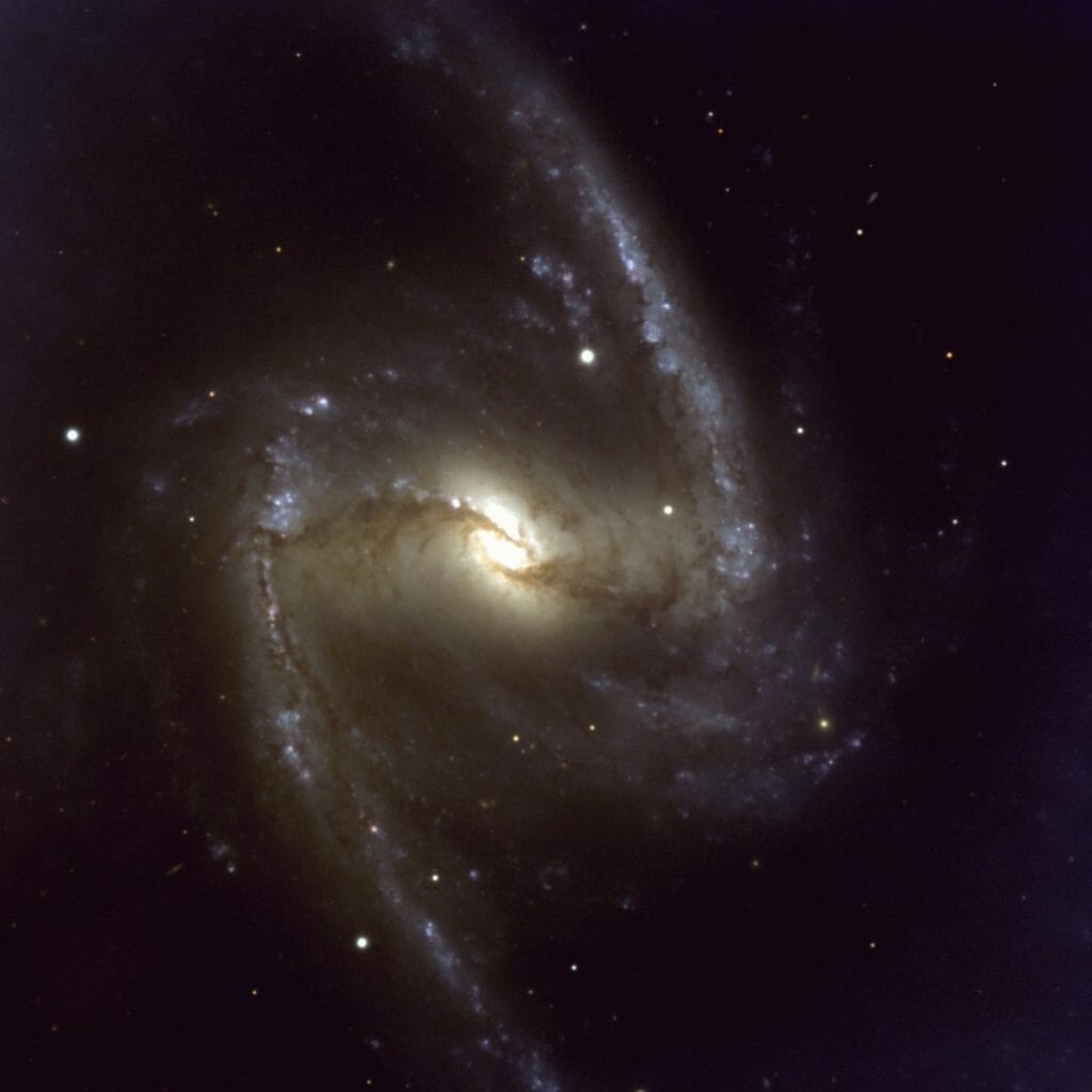 2重の棒状構造と大きな渦巻腕が見事な南天の棒渦巻銀河