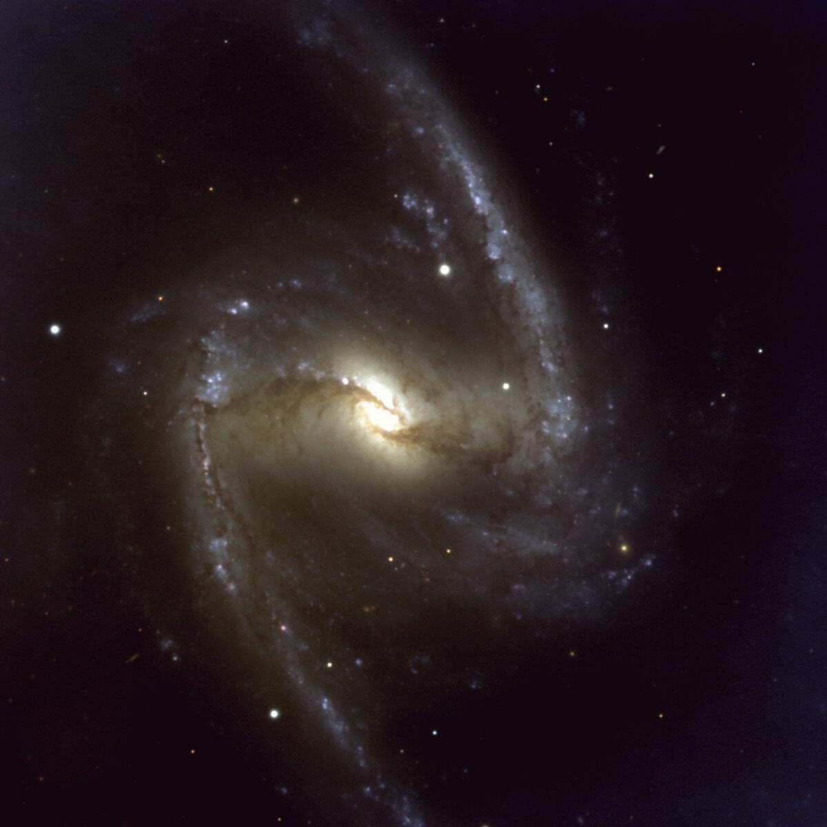 特徴的な銀河の渦巻く中心付近、ハッブル宇宙望遠鏡が撮影 