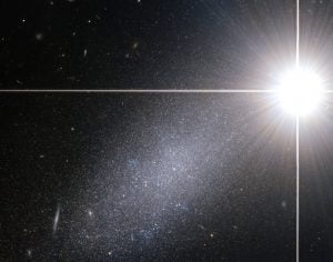 恒星の光にかき消されてしまいそうなほど淡い矮小銀河の輝き