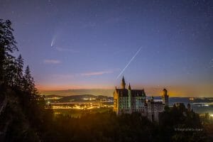 おとぎ話に出てくるようなお城と空を飾る彗星と流星