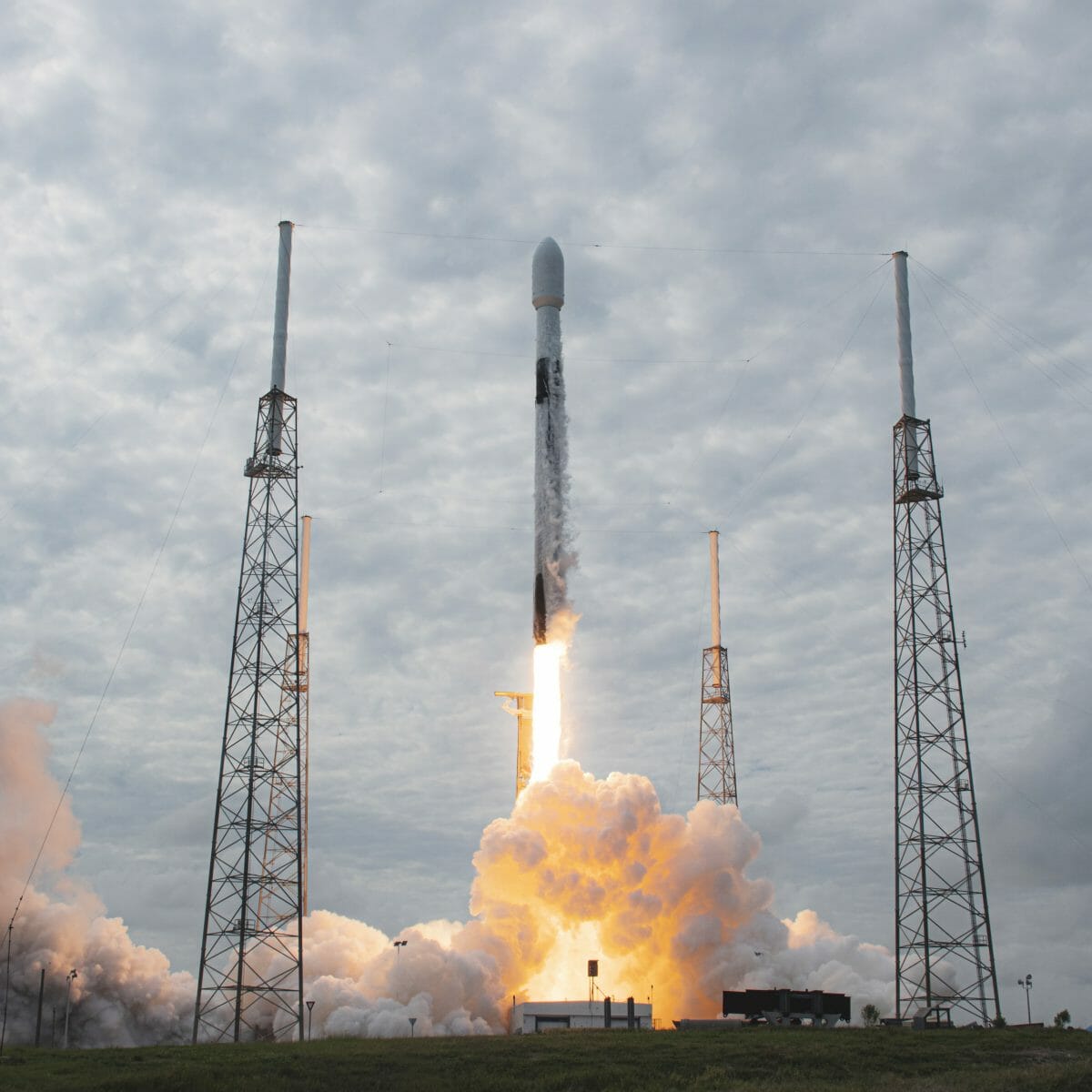 スペースX社、ロケットの打ち上げ成功累計100回目　スターリンク60基を軌道投入