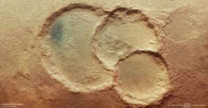 火星の南半球にある重なり合った3つのクレーター