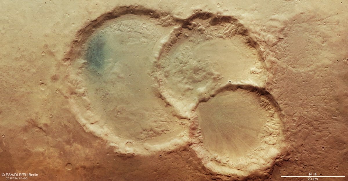 火星のノアキス大陸にある重なり合った3つのクレーター