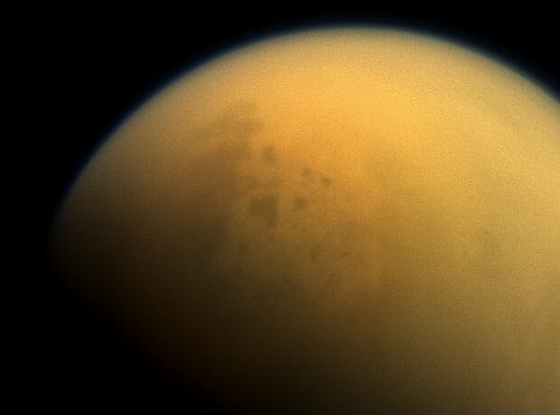 アルマ望遠鏡、土星の衛星タイタンの大気で「シクロプロペニリデン」を検出