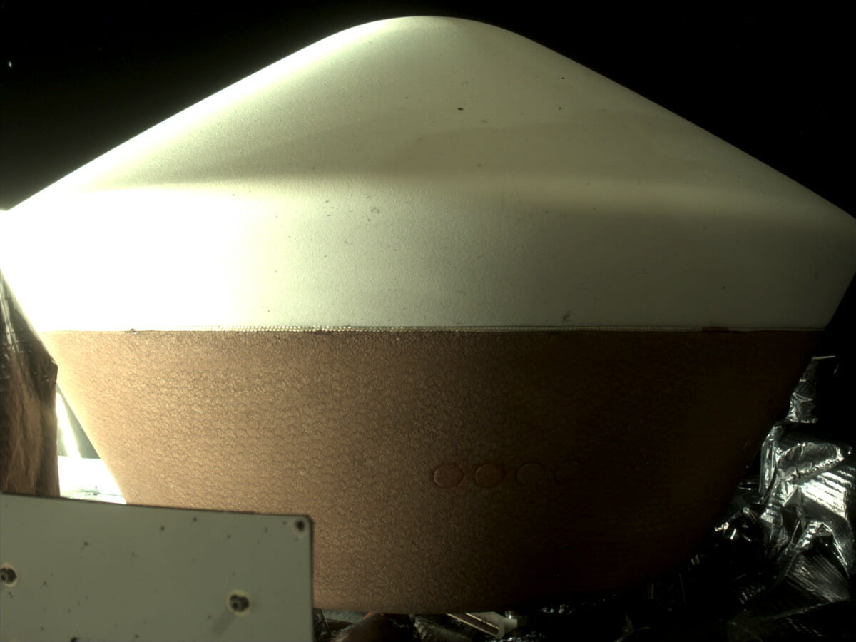 NASAの小惑星探査機オシリス・レックス、回収カプセルへのサンプル収容完了